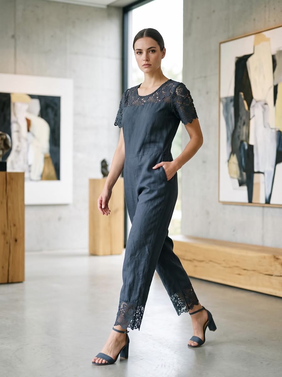 Donkerblauwe jumpsuit met kant in een galerie